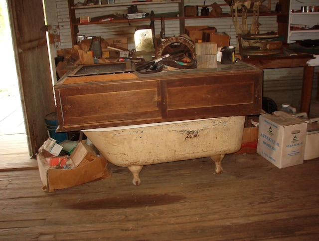 interior details with hardwood / wood-style floors