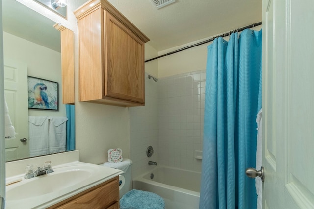 full bathroom with toilet, vanity, and shower / bath combo