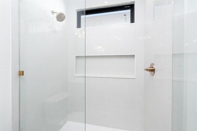 bathroom featuring a tile shower