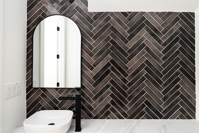 bathroom featuring tile walls