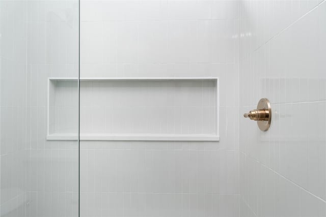 details with a tile shower