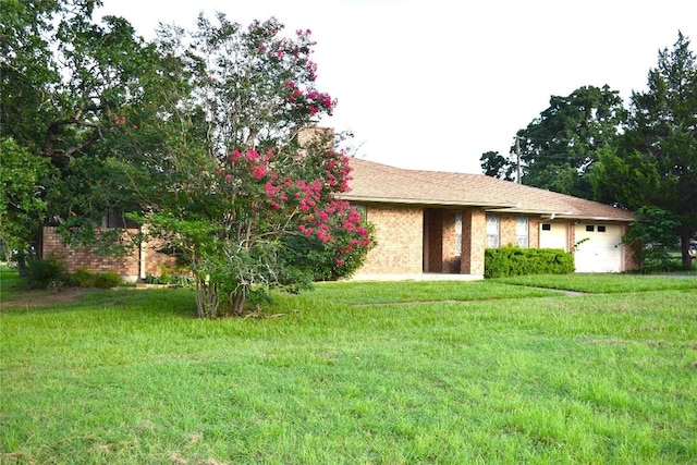 view of front of house with a front lawn