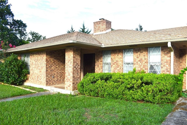 view of front of house featuring a front yard