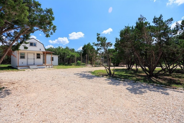 view of yard featuring driveway