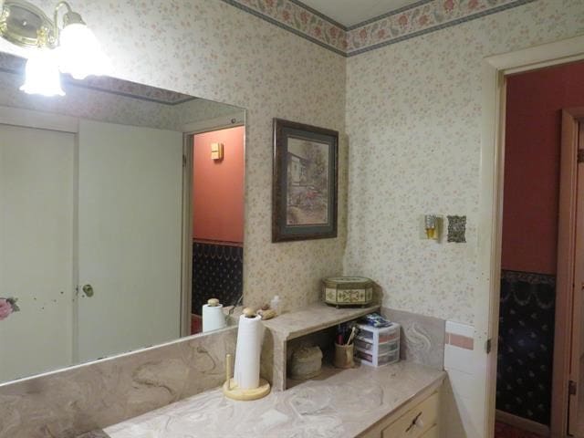 bathroom featuring an inviting chandelier