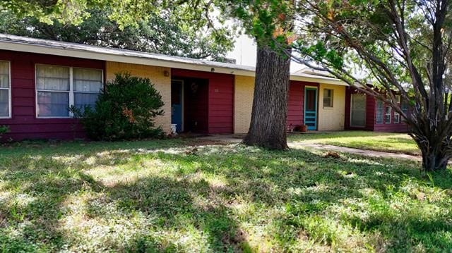 single story home with a front yard