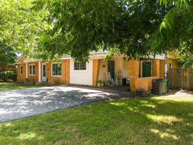 view of front of house featuring a front lawn