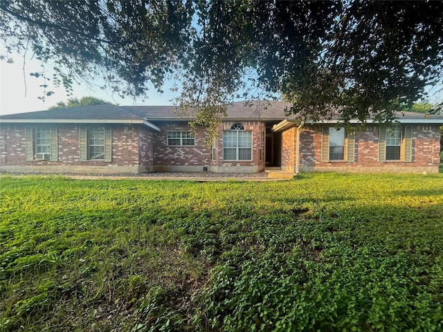 single story home featuring a front lawn