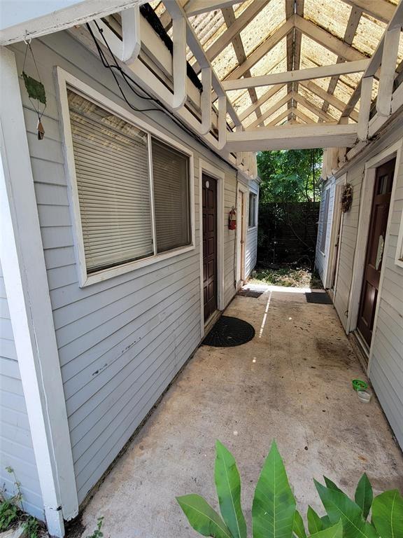 3204 Tom Green St, Austin, TX 78705 - view of patio / terrace