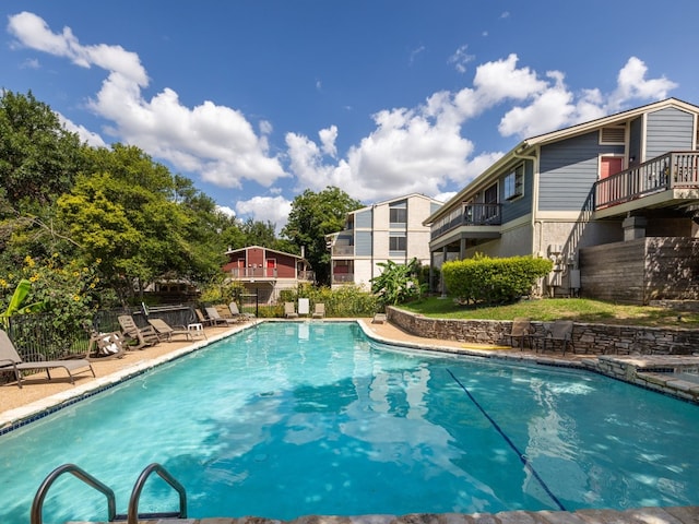 view of swimming pool