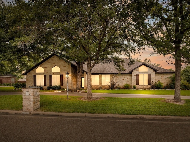 view of front of property featuring a lawn