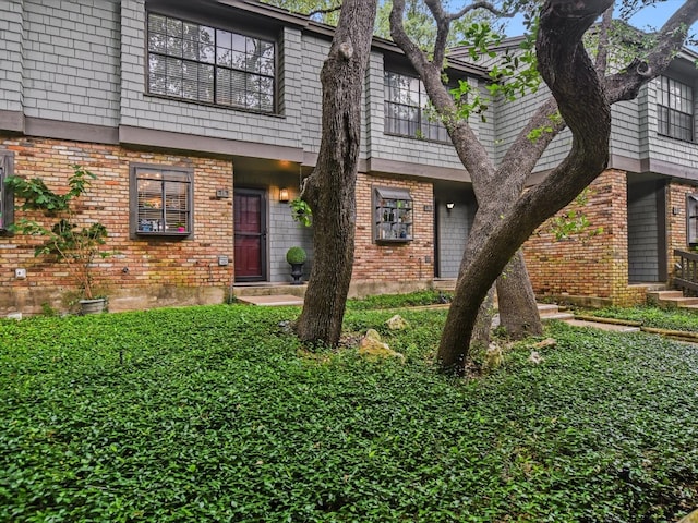 view of front facade featuring brick siding