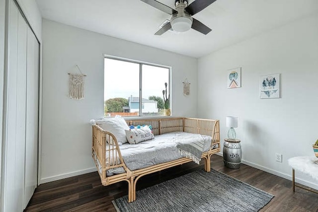 bedroom featuring ceiling fan, dark hardwood / wood-style floors, and a closet