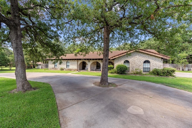 view of front of property featuring a front lawn