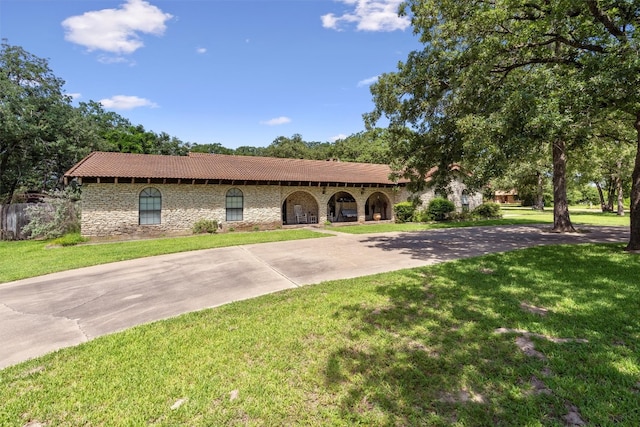 view of front of house with a front lawn