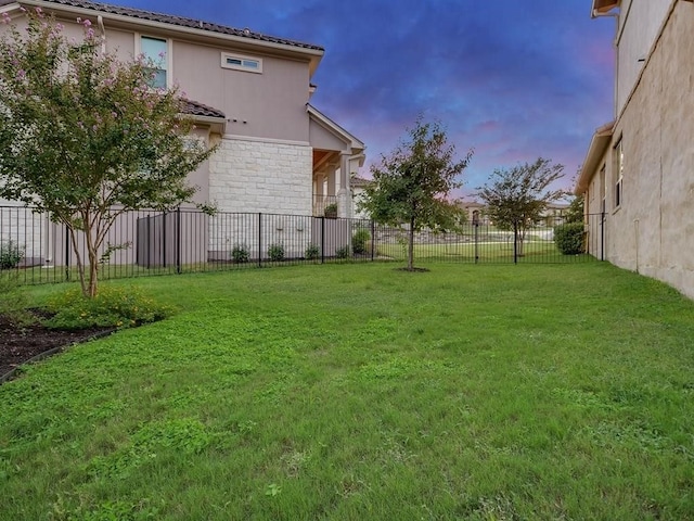 view of yard at dusk