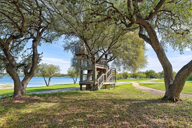 view of yard featuring a water view