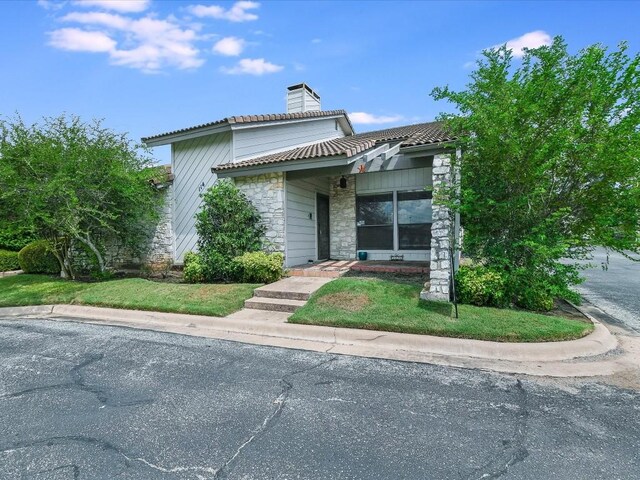 view of front of home featuring a front yard