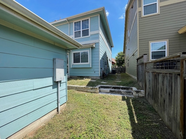 view of side of property featuring a lawn