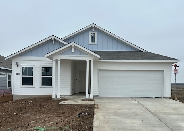 view of front facade featuring a garage