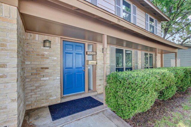 property entrance featuring covered porch