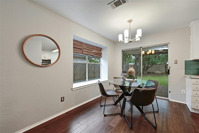 dining room featuring dark wood-style floors, visible vents, baseboards, and an inviting chandelier