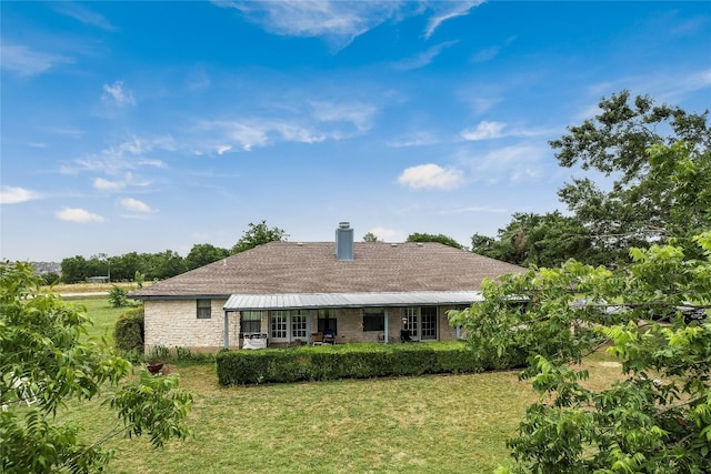 single story home with a front lawn