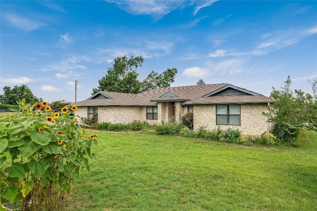 ranch-style house featuring a front yard