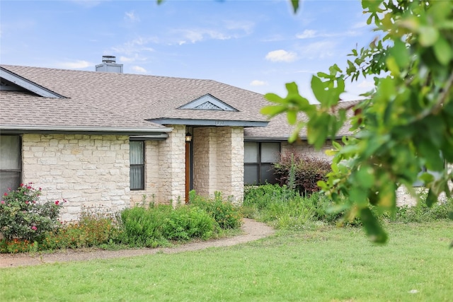 view of front of house with a front lawn