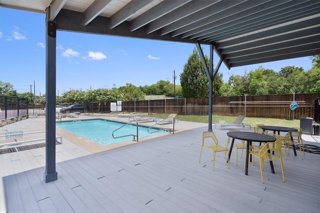 view of swimming pool