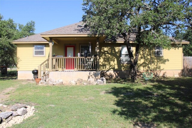 view of front of property featuring a front yard