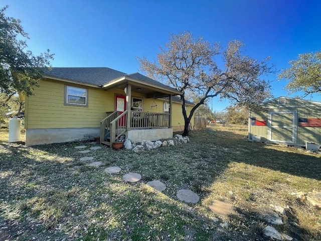 view of front of home featuring an outdoor structure