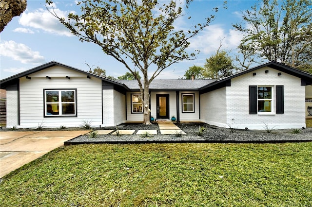 ranch-style house featuring a front yard