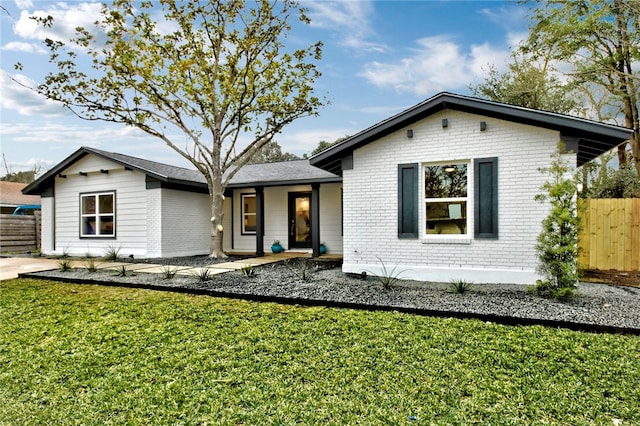 single story home featuring a front lawn