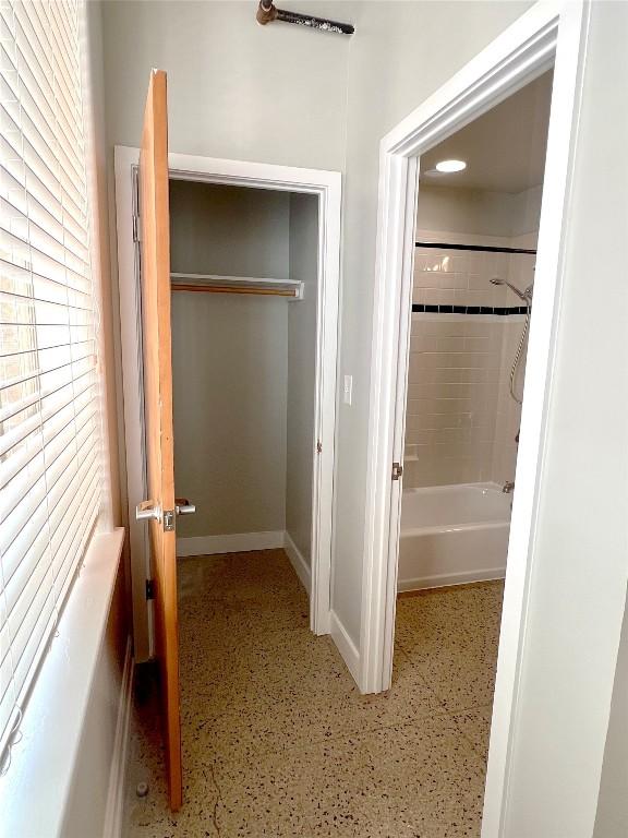 bathroom with tiled shower / bath