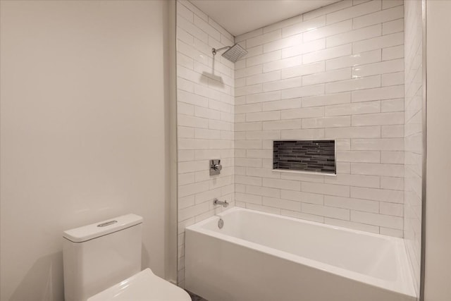 bathroom with tiled shower / bath and toilet