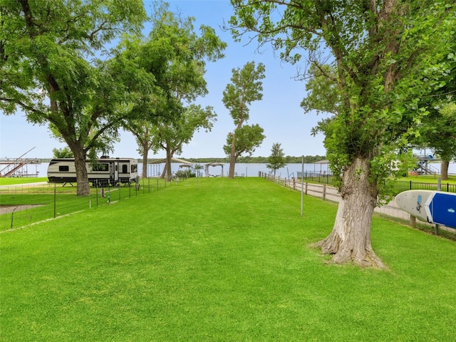 view of yard featuring a water view