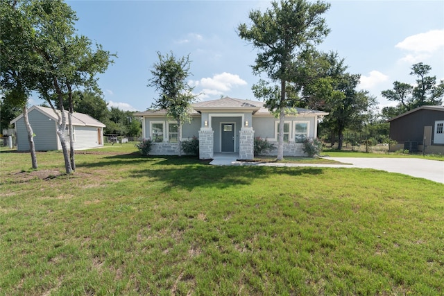 view of front of house featuring a front lawn