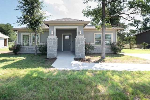 view of front facade featuring a front lawn