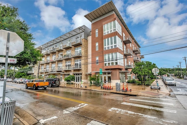 2124 E 6th St Unit 305, Austin, TX 78702 - view of apartment building / complex