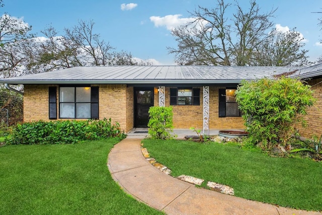 ranch-style house featuring a front yard