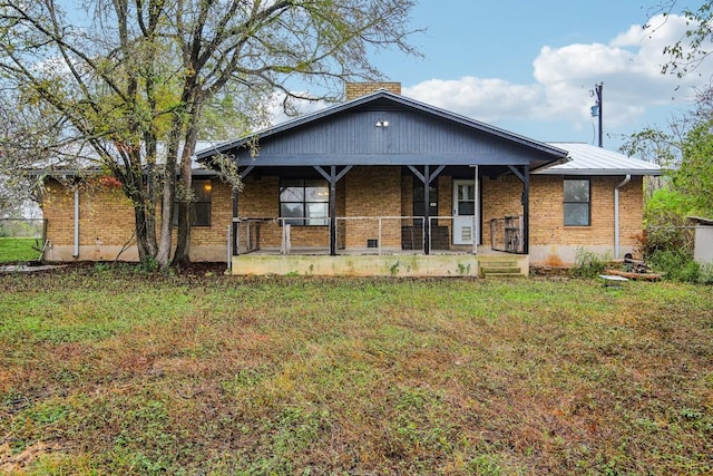 view of front of home featuring a front lawn and covered porch