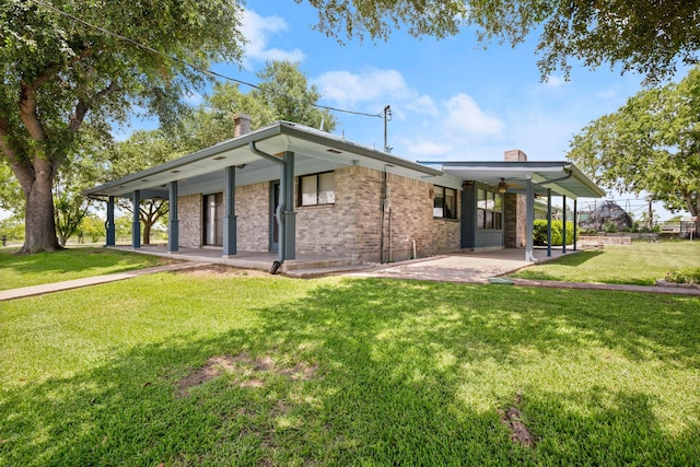 view of front of property featuring a front yard