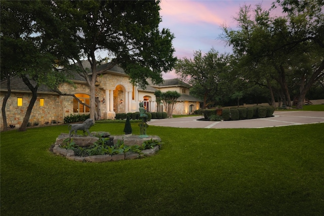 view of front facade with a lawn