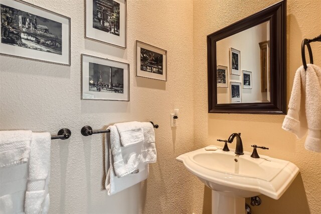 bathroom featuring sink