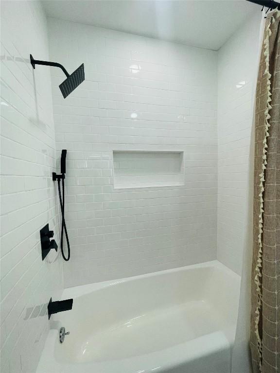 bathroom with tiled shower / bath