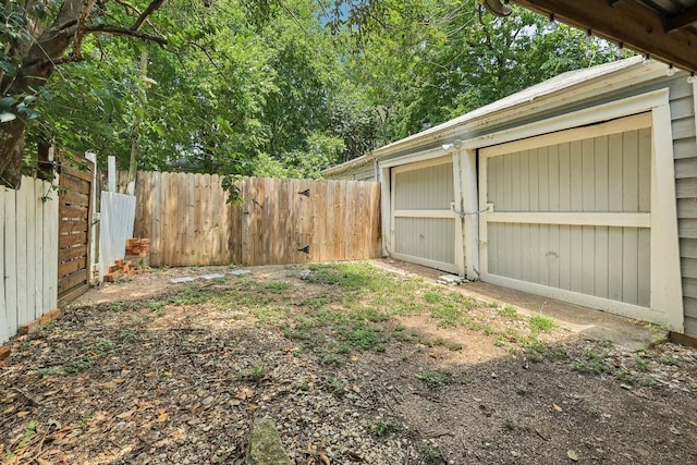 view of yard featuring a shed