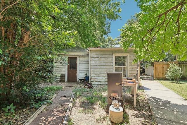 exterior space featuring an outbuilding