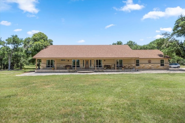 view of front of property featuring a front yard