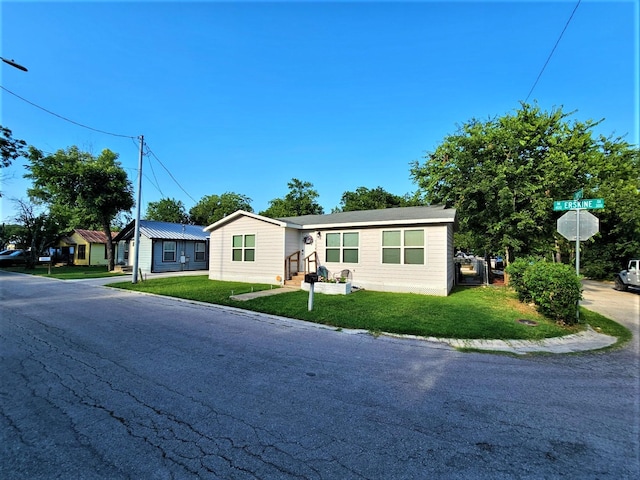 manufactured / mobile home with a front lawn